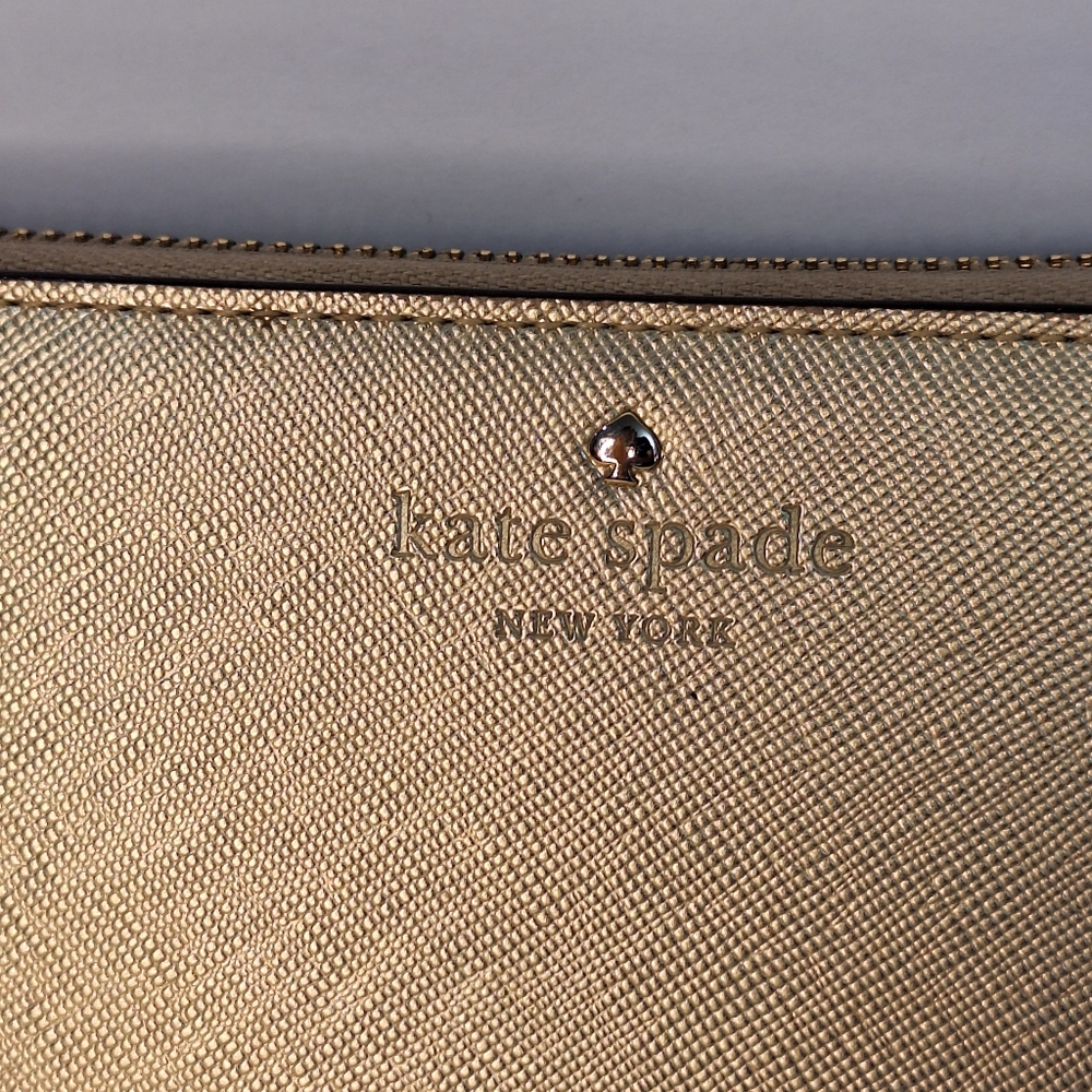 Kate Spade Gold Wallet. - Picture 8 of 9